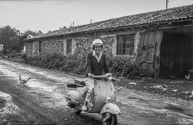 Piedad Isla en moto, 1962
